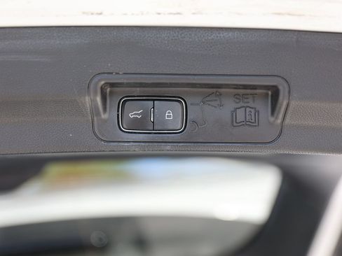 Used 2021 Ford Explorer Limited w/ Equipment Group 301A AWD/4WD image 17