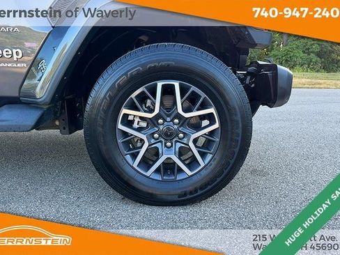 Used 2024 Jeep Wrangler Sahara image 29