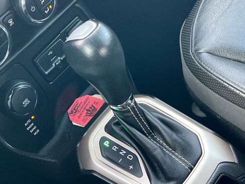 Used 2016 Jeep Renegade Limited image 18