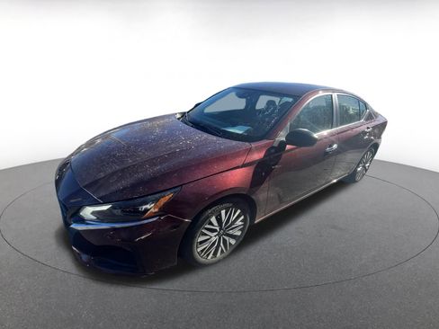 Used 2025 Nissan Sentra SV image 3