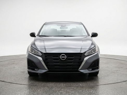 Used 2025 Nissan Altima 2.5 SV FWD image 2
