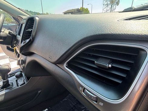 Used 2019 Jeep Cherokee Latitude w/ Popular Appearance Group AWD/4WD image 24