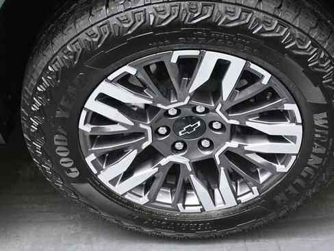 Used 2025 Chevrolet Tahoe Z71 w/ Z71 Off-Road Package AWD/4WD image 32