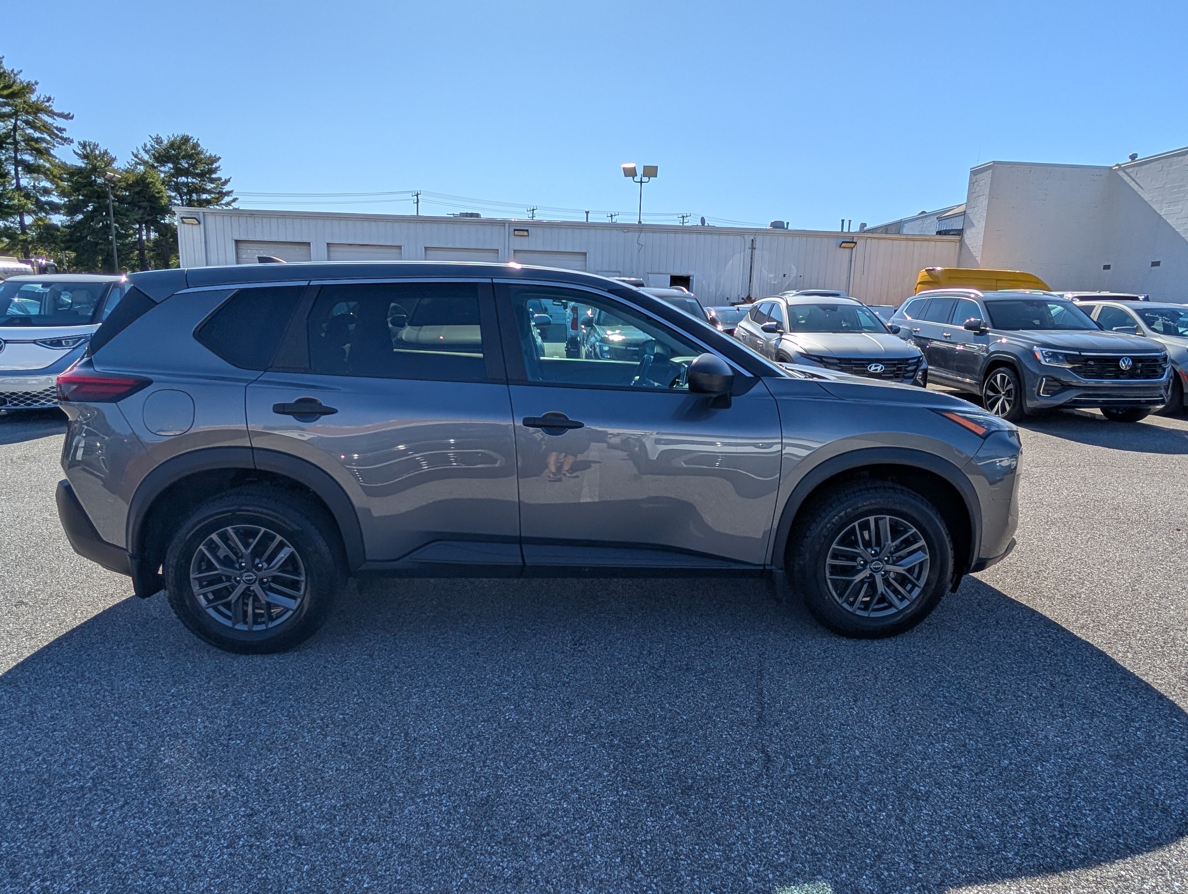 Used 2023 Nissan Rogue S FWD image 2