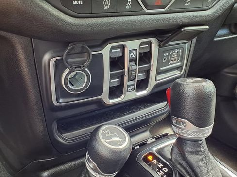 Used 2024 Jeep Wrangler Unlimited Sport AWD/4WD image 12