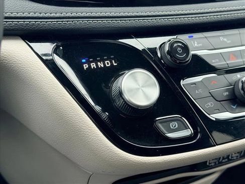 Used 2024 Chrysler Pacifica Select image 15