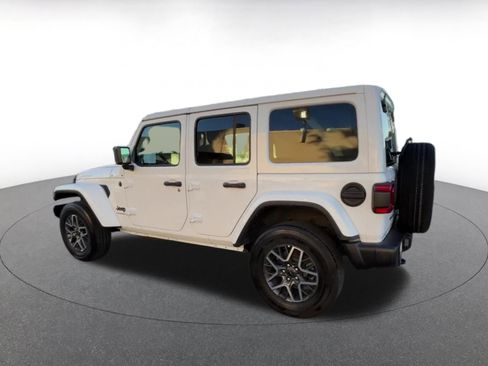 Used 2025 Jeep Wrangler Sahara image 10