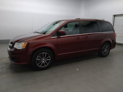 Used 2017 Dodge Grand Caravan SXT FWD image 2