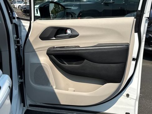 Used 2024 Chrysler Pacifica Limited FWD image 24
