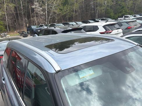 Used 2022 Toyota Highlander XLE AWD/4WD image 6