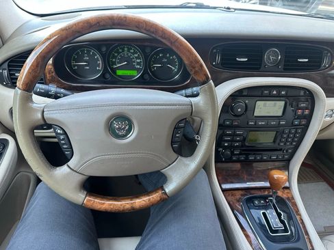 Used 2004 Jaguar XJ8 image 9