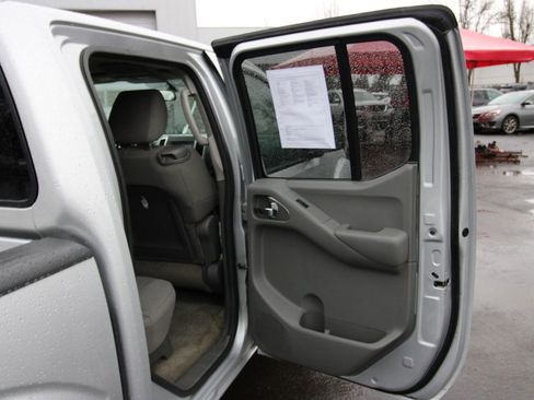 Used 2014 Nissan Frontier SV image 22