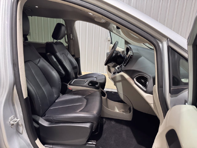 Used 2024 Chrysler Pacifica Touring-L FWD image 24