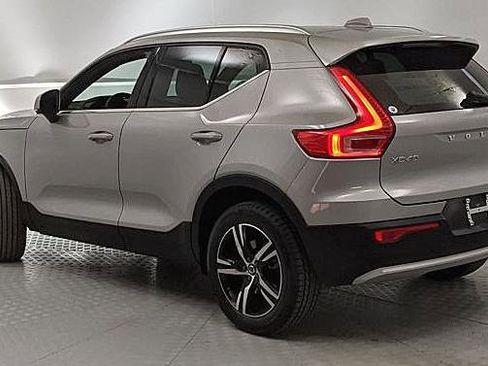 Used 2024 Volvo XC40 B5 Core AWD/4WD image 4