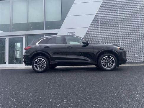 Certified 2025 Audi Q5 Premium w/ Convenience Package AWD/4WD image 3