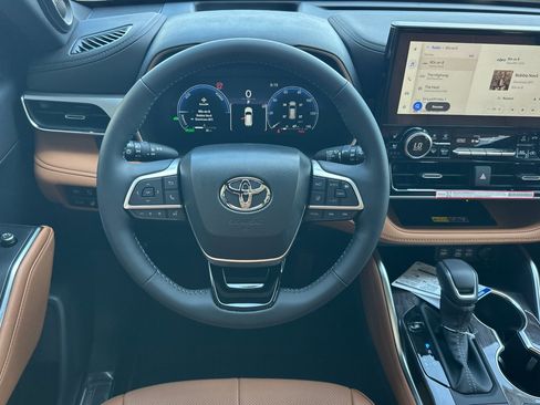 Certified 2026 Toyota Highlander Platinum AWD/4WD image 14