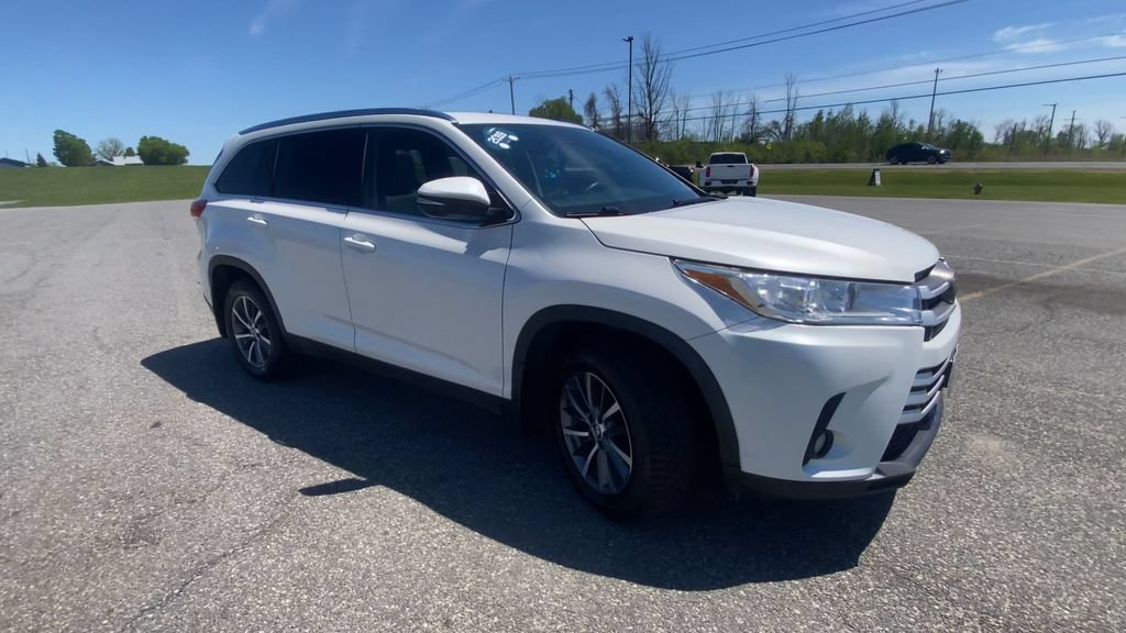 Used 2019 Toyota Highlander XLE AWD/4WD image 2