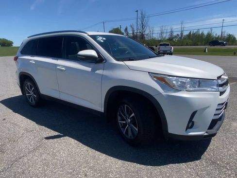 Used 2019 Toyota Highlander XLE AWD/4WD image 2