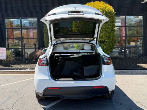 Used 2022 Tesla Model Y Long Range image 15