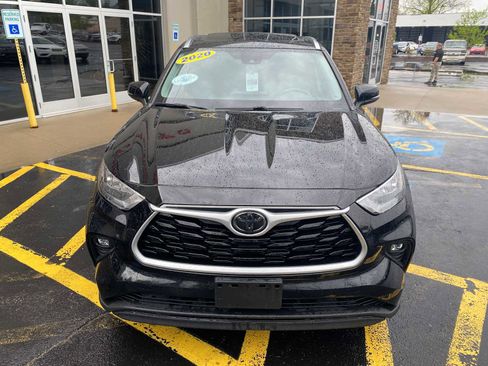 Used 2020 Toyota Highlander XLE AWD/4WD image 12