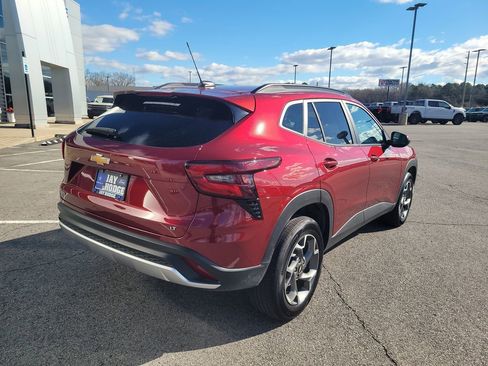 Used 2025 Chevrolet Trax LT w/ LT Convenience Package image 3