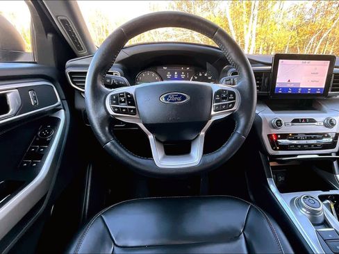 Used 2021 Ford Explorer XLT w/ Equipment Group 202A image 5