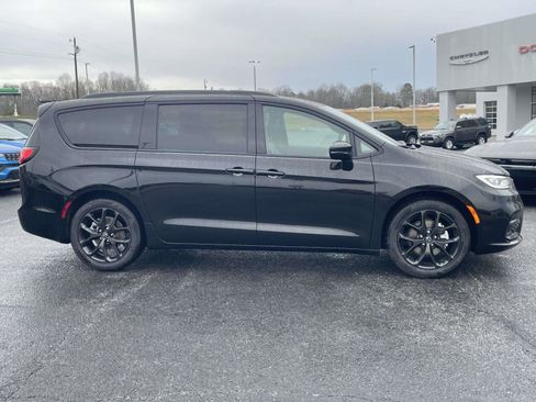 New 2026 Chrysler Pacifica Select image 2