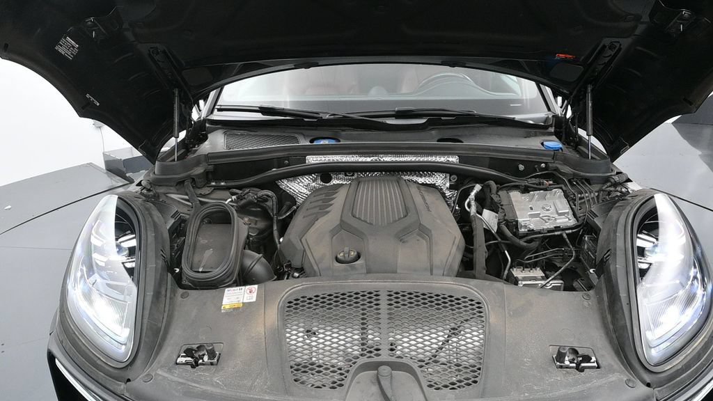 Certified 2023 Porsche Macan AWD/4WD image 16