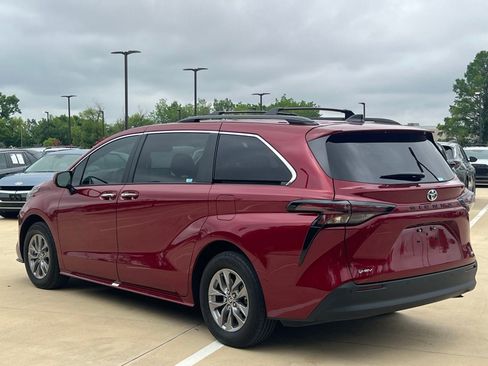 Used 2025 Toyota Sienna XLE FWD image 10