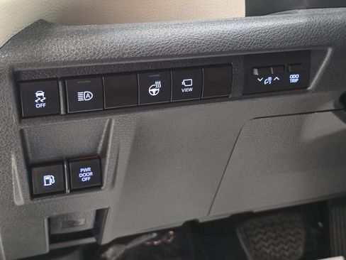 Used 2024 Toyota Sienna Platinum AWD/4WD image 31