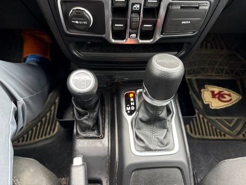 Used 2023 Jeep Gladiator Sport AWD/4WD image 17