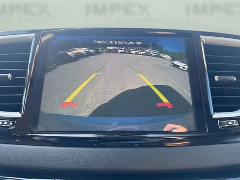Used 2023 Chrysler Pacifica Touring-L FWD image 21