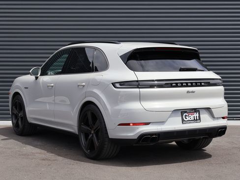 Certified 2025 Porsche Cayenne Turbo AWD/4WD image 3