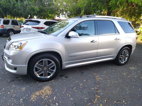 Used 2012 GMC Acadia Denali image 2