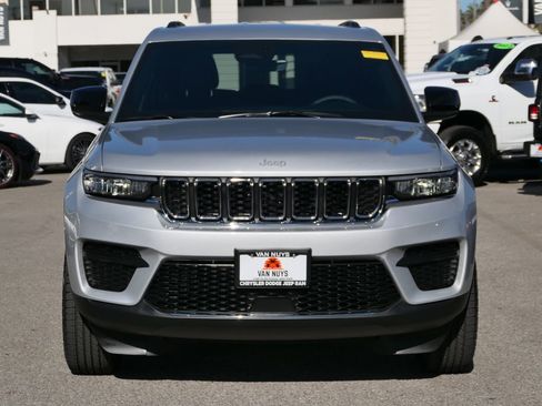 Used 2025 Jeep Grand Cherokee Laredo image 7