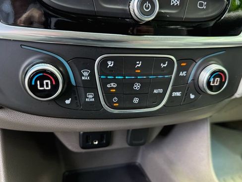 Used 2019 Chevrolet Traverse LT FWD image 24