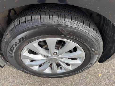 Used 2019 Chrysler Pacifica Touring-L image 9