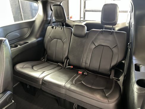 Used 2025 Chrysler Pacifica Select image 8