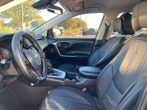 Used 2021 Toyota RAV4 LE FWD image 9