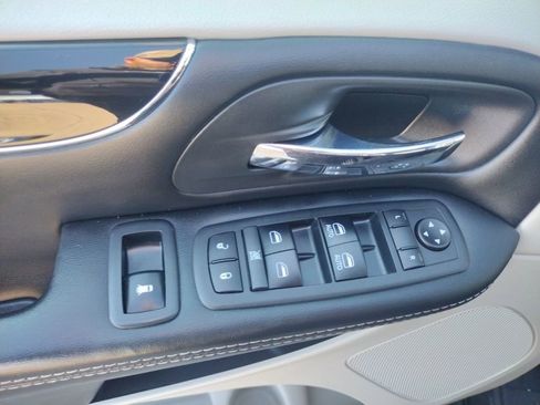 Used 2019 Dodge Grand Caravan SXT image 17