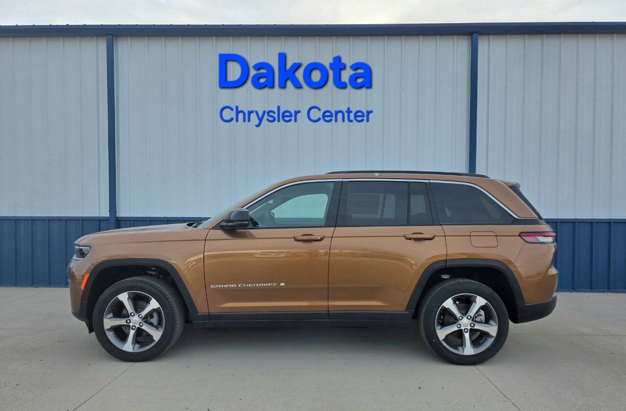 New 2026 Jeep Grand Cherokee Limited w/ Trailer Tow Package AWD/4WD image 1