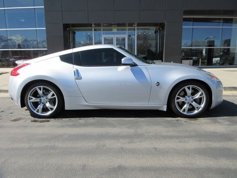 Used 2009 Nissan 370Z Touring w/ Sport Pkg image 12