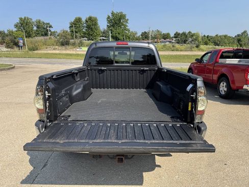 Used 2011 Toyota Tacoma 4x4 Access Cab V6 w/ TRD Off-Road Pkg image 10