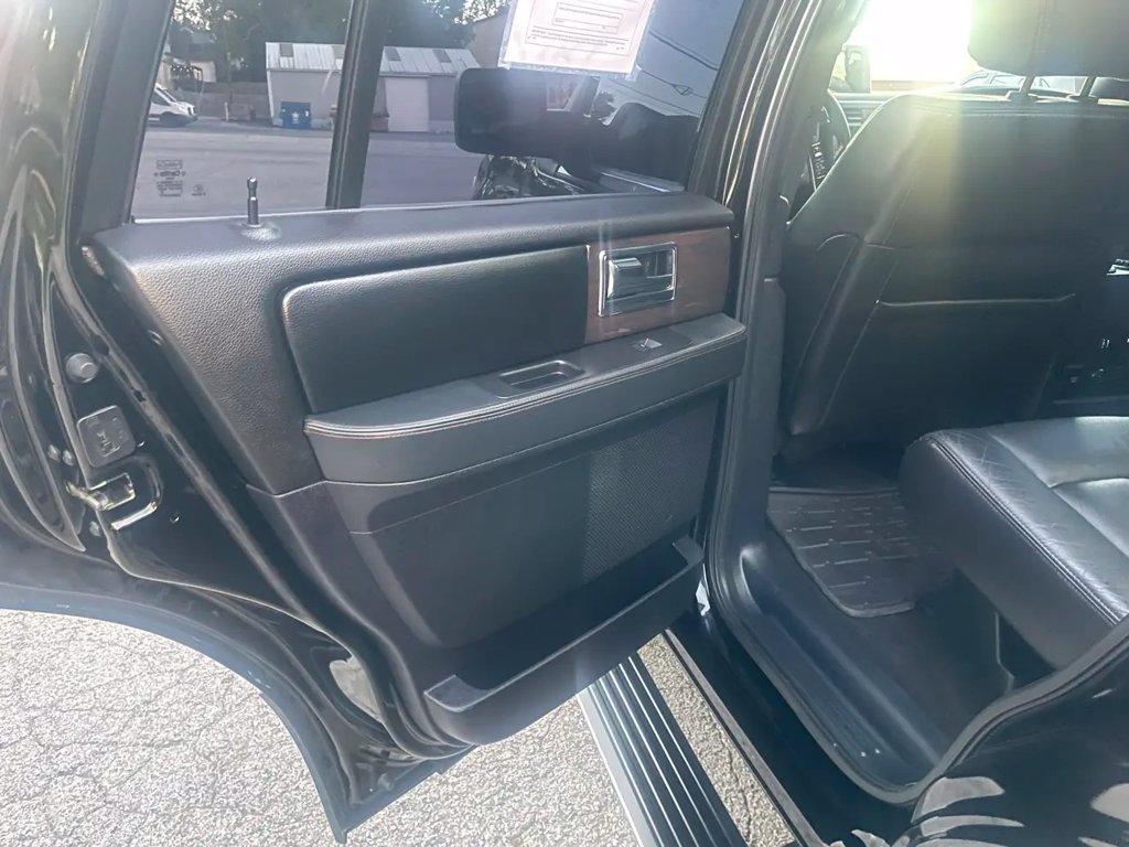 Used 2017 Lincoln Navigator Reserve AWD/4WD image 16