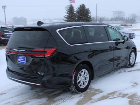 Used 2024 Chrysler Pacifica Touring-L FWD image 5