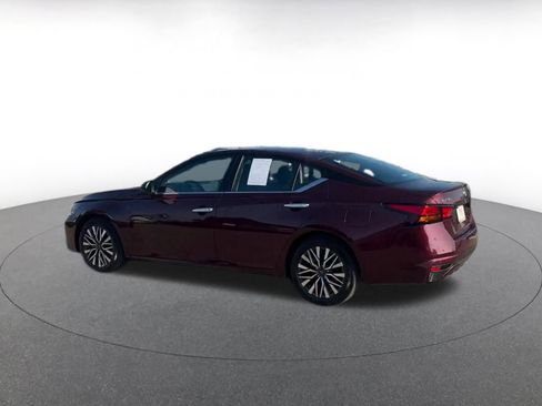 Used 2025 Nissan Altima 2.5 SV image 10