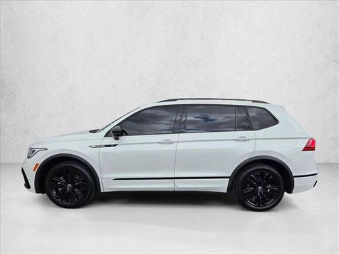 Certified 2022 Volkswagen Tiguan SE R-Line FWD image 10