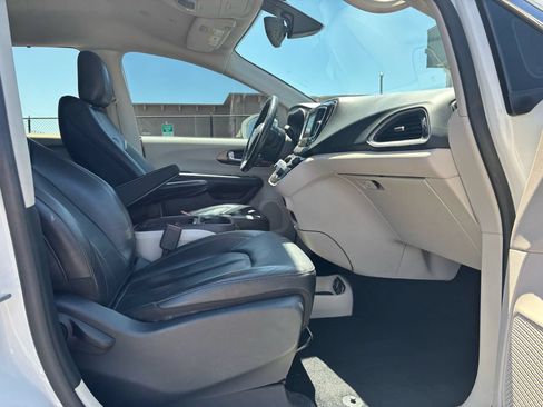 Used 2019 Chrysler Pacifica Touring-L FWD image 14