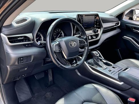 Used 2021 Toyota Highlander XLE AWD/4WD image 17