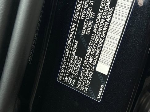 Certified 2025 Volvo XC40 B5 Plus AWD/4WD image 28